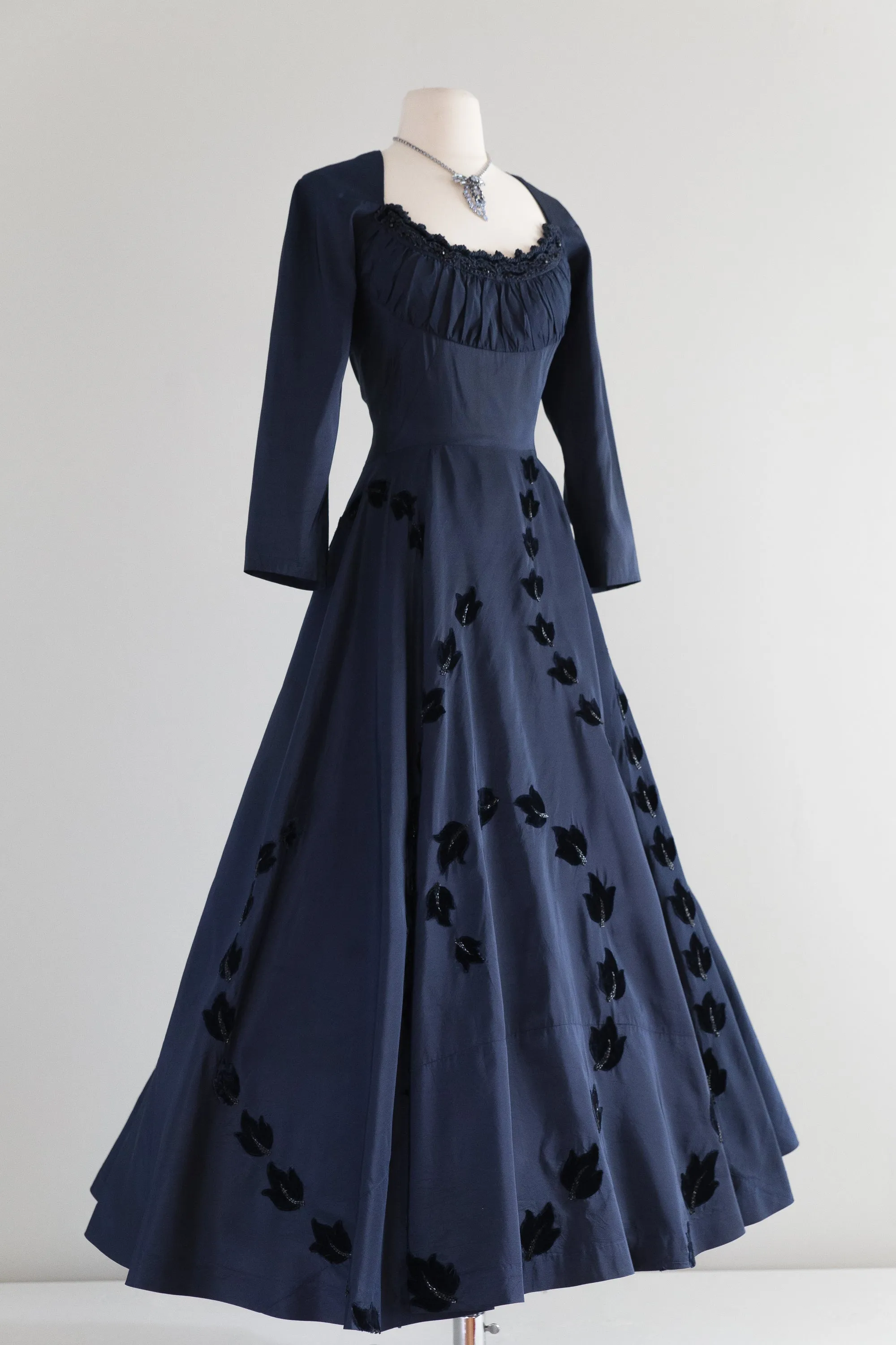 1940’s Salon de Couture Navy Blue Velvet Applique Gown / Waist 26