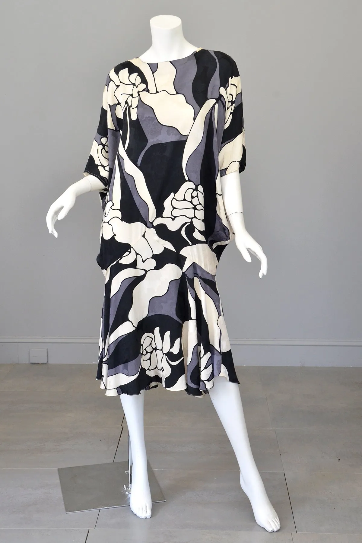 1980s 90s Black White Op Art Drop Waist Flapper Style Moira Rose Avant Garde Dress